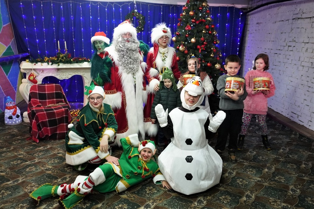 Свято в укритті у Нікополі: дітям пільгових категорій вручили новорічні подарунки (фото)