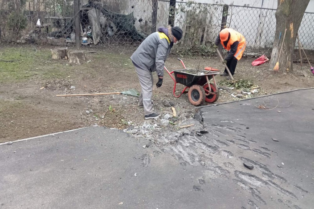 Руйнування у Нікополі внаслідок обстрілів: на вулицях працюють комунальники, вони виконують й інші роботи (фото)