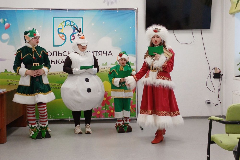 У Нікополі актори театру «Казка» подарували пацієнтам дитячої лікарні новорічну виставу 