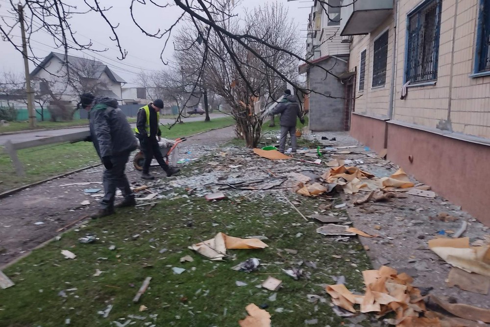 Руйнування у Нікополі внаслідок обстрілів: на вулицях працюють комунальники, вони виконують й інші роботи (фото)