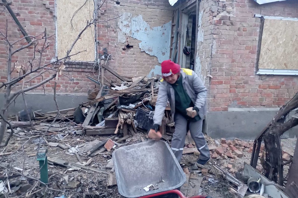Руйнування у Нікополі внаслідок обстрілів: на вулицях працюють комунальники, вони виконують й інші роботи (фото)