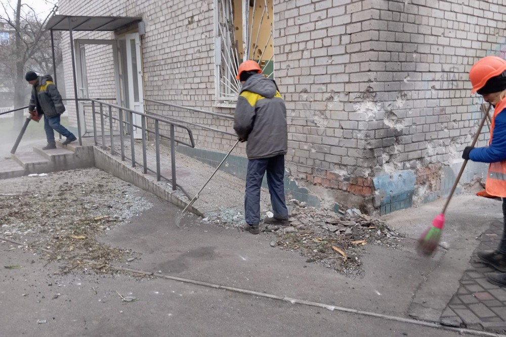 Руйнування у Нікополі внаслідок обстрілів: на вулицях працюють комунальники, вони виконують й інші роботи (фото)
