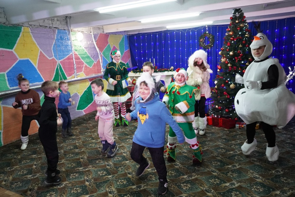 Свято в укритті у Нікополі: дітям пільгових категорій вручили новорічні подарунки (фото)