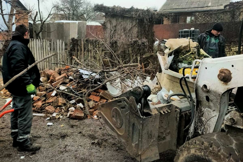Руйнування у Нікополі внаслідок обстрілів: на вулицях працюють комунальники, вони виконують й інші роботи (фото)