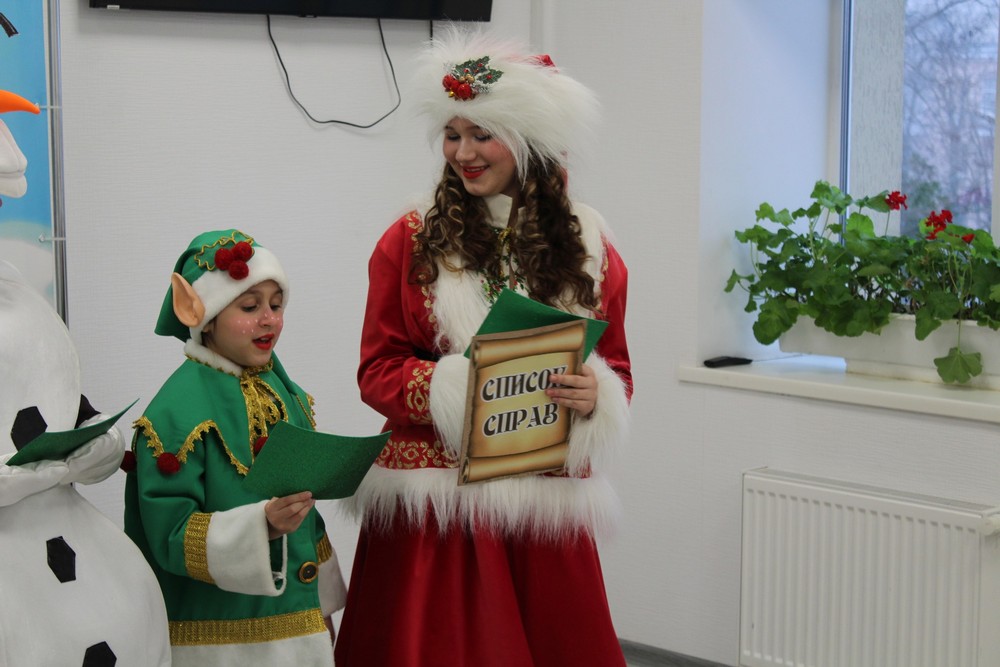 У Нікополі актори театру «Казка» подарували пацієнтам дитячої лікарні новорічну виставу 