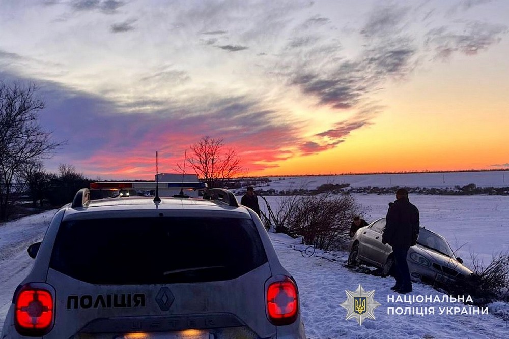 На Дніпропетровщині поліція допомагає водіям у складних погодних умовах (фото) На Дніпропетровщині поліція допомагає водіям у складних погодних умовах (фото)