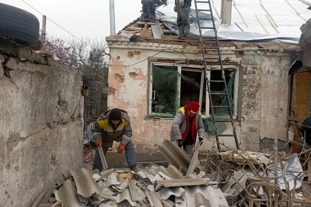 Руйнування у Нікополі внаслідок обстрілів: на вулицях працюють комунальники, вони виконують й інші роботи (фото)