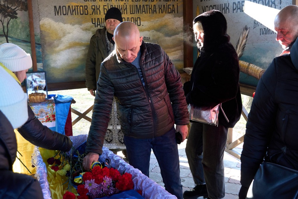  у Нікополі сьогодні провели в останню путь Захисника