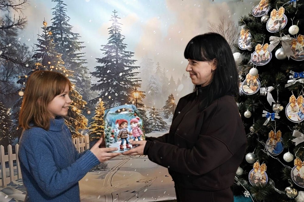 Свято в укритті у Нікополі: дітям пільгових категорій вручили новорічні подарунки (фото)