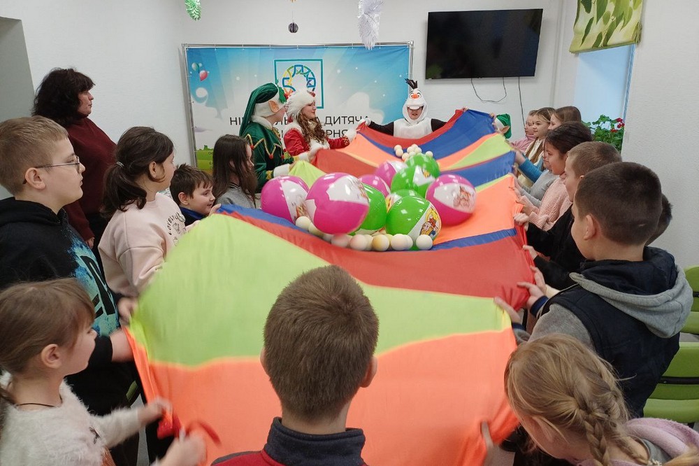 У Нікополі актори театру «Казка» подарували пацієнтам дитячої лікарні новорічну виставу 