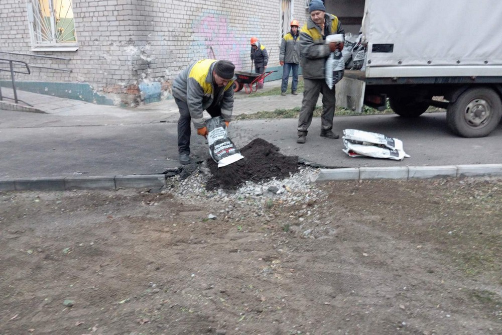 Руйнування у Нікополі внаслідок обстрілів: на вулицях працюють комунальники, вони виконують й інші роботи (фото)