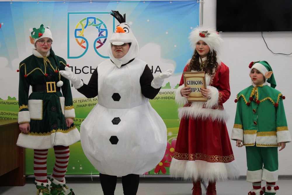 У Нікополі актори театру «Казка» подарували пацієнтам дитячої лікарні новорічну виставу 