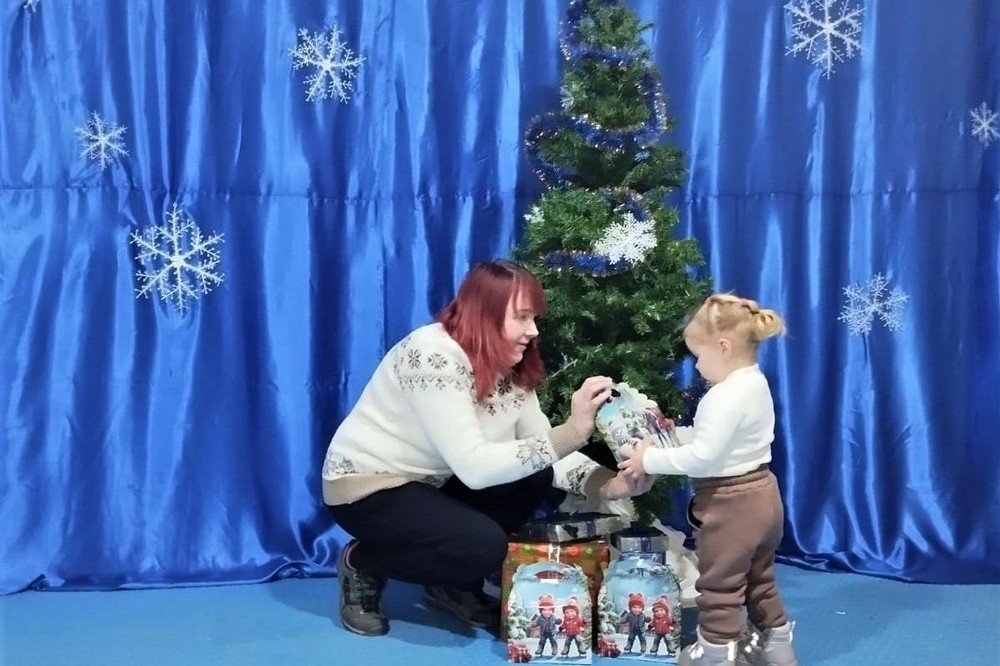 Свято в укритті у Нікополі: дітям пільгових категорій вручили новорічні подарунки (фото)