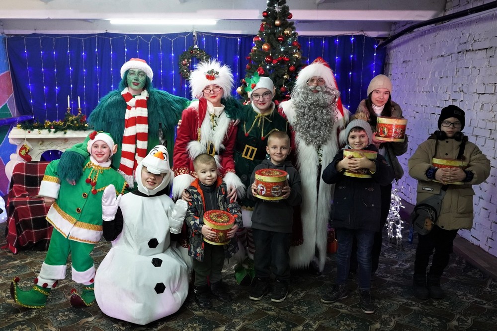 Свято в укритті у Нікополі: дітям пільгових категорій вручили новорічні подарунки (фото)