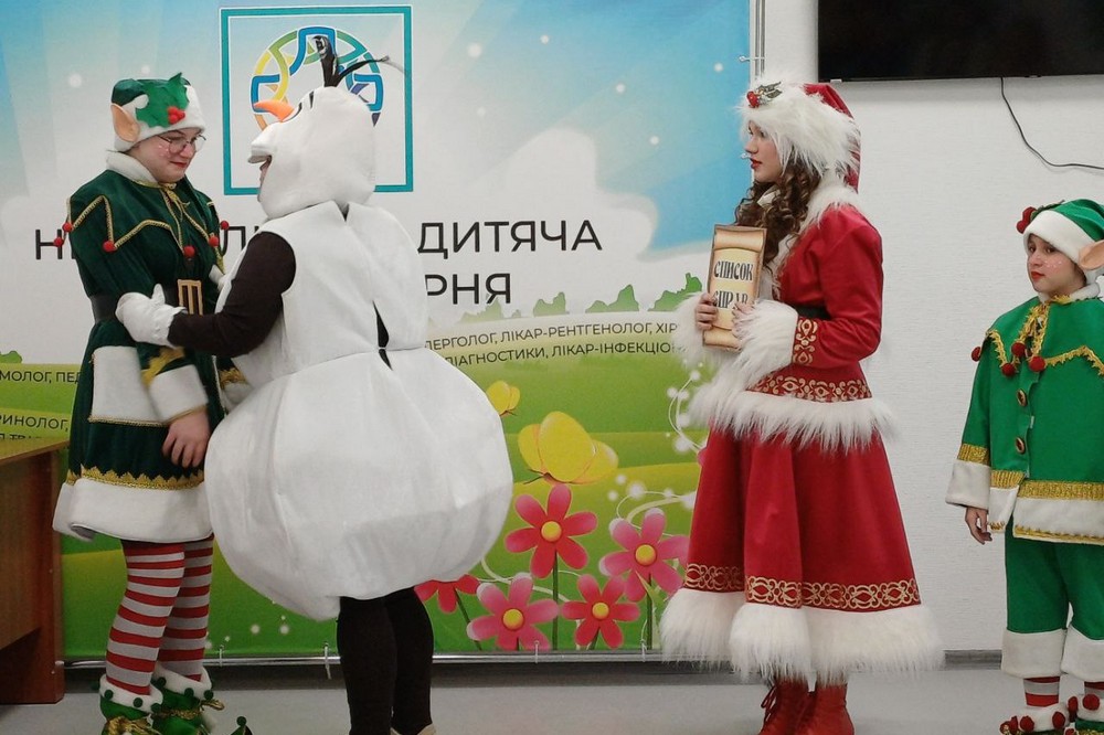 У Нікополі актори театру «Казка» подарували пацієнтам дитячої лікарні новорічну виставу 
