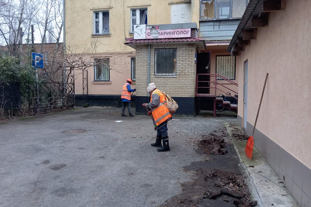 Руйнування у Нікополі внаслідок обстрілів: на вулицях працюють комунальники, вони виконують й інші роботи (фото)