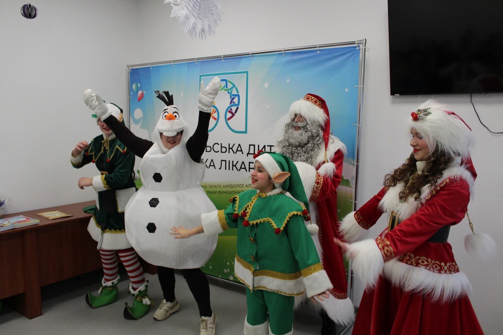 У Нікополі актори театру «Казка» подарували пацієнтам дитячої лікарні новорічну виставу 