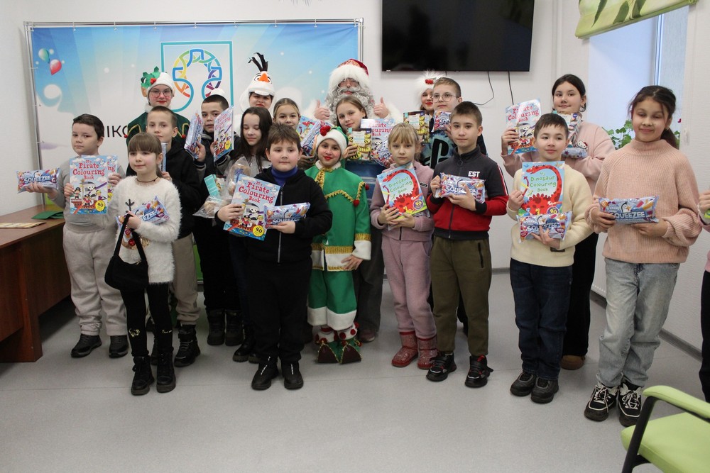 У Нікополі актори театру «Казка» подарували пацієнтам дитячої лікарні новорічну виставу 