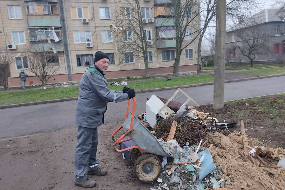 Руйнування у Нікополі внаслідок обстрілів: на вулицях працюють комунальники, вони виконують й інші роботи (фото)