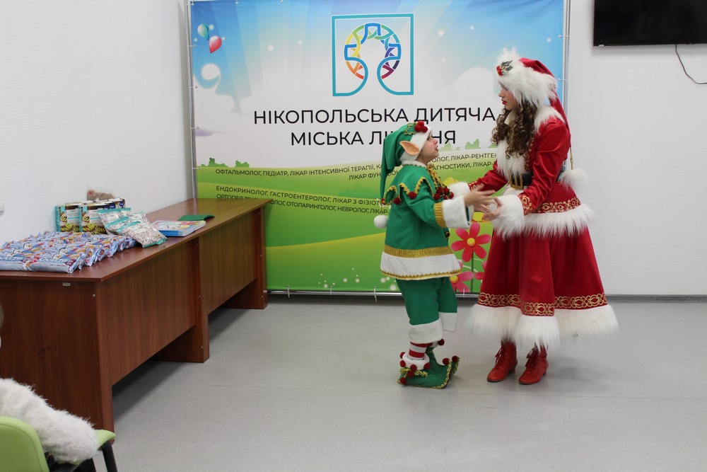 У Нікополі актори театру «Казка» подарували пацієнтам дитячої лікарні новорічну виставу 