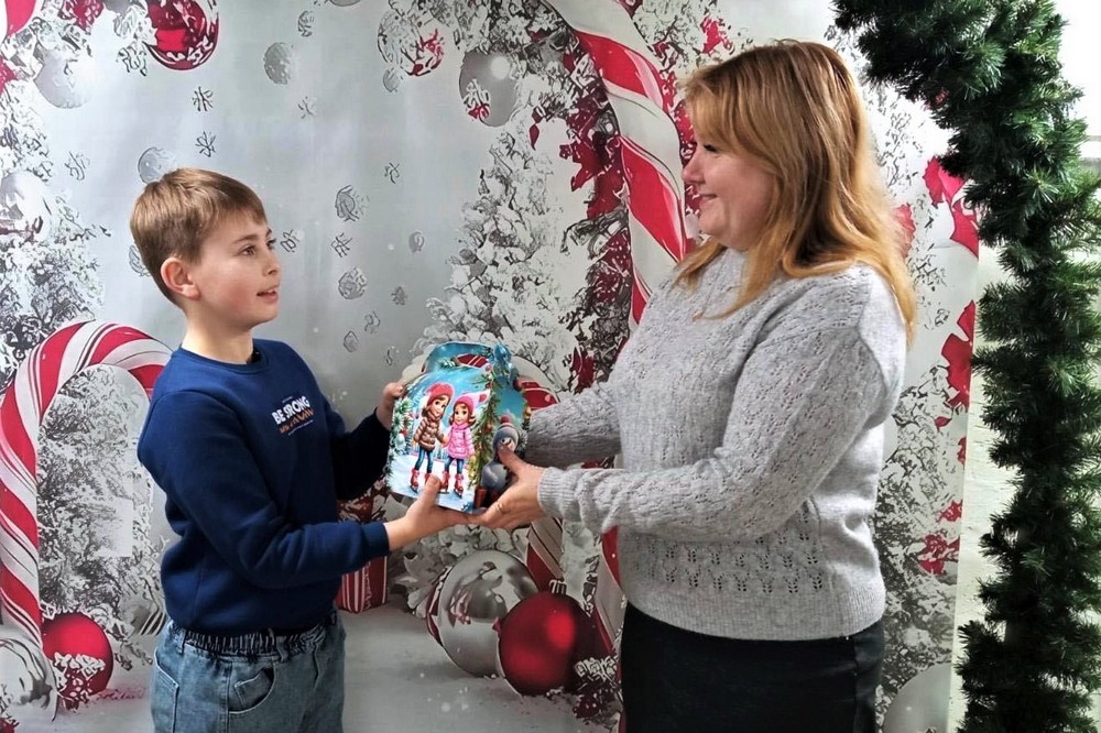 Свято в укритті у Нікополі: дітям пільгових категорій вручили новорічні подарунки (фото)