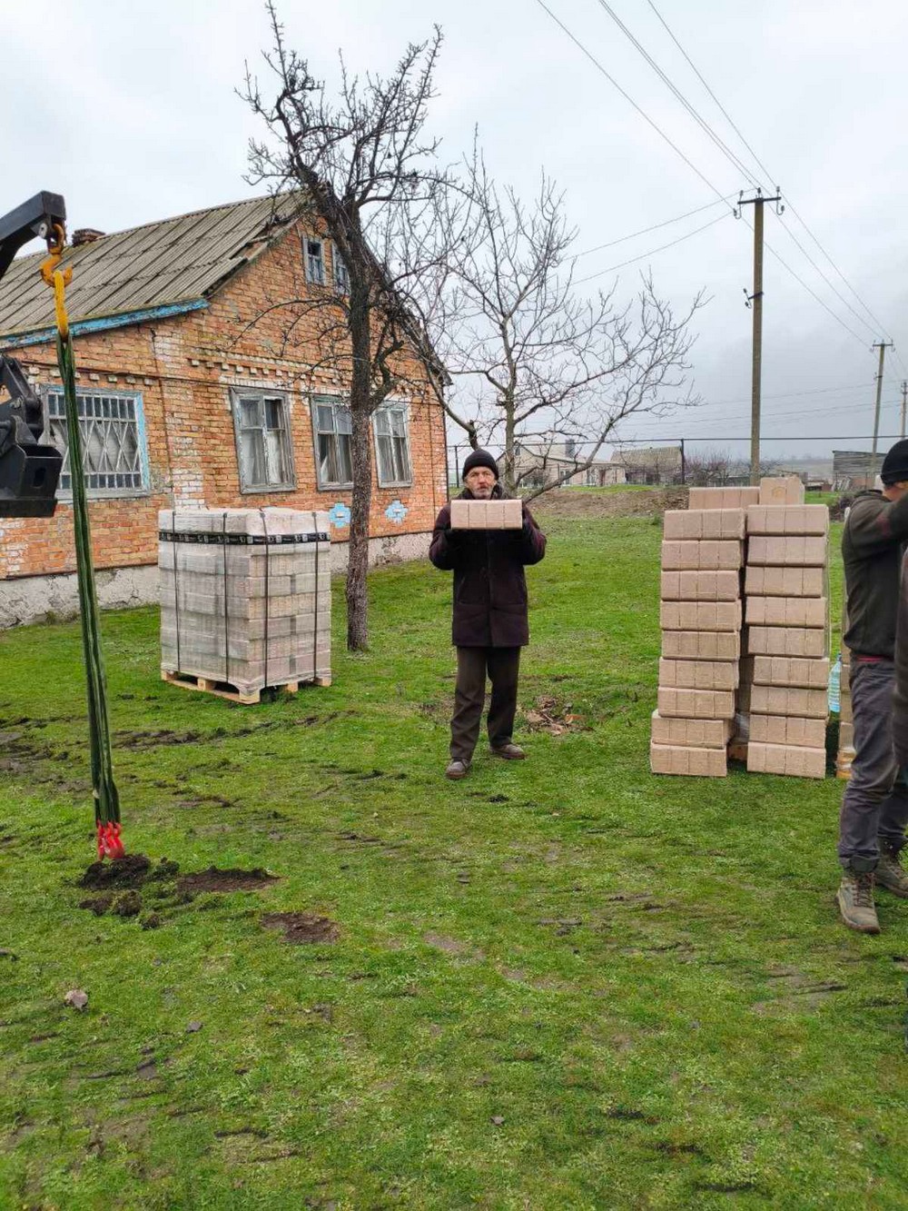 Готуючи підсумкові матеріали в кінці року, поспілкувалися з начальником Нікопольської РВА Іваном Базилюком і отримали відповіді на декілька питань. Зокрема, скільки загиблих і поранених у Нікопольському районі за рік та за весь час обстрілів? Яка кількість руйнувань? Чи збільшився відтік населення з району останнім часом? Які нові складнощі? Що з гуманітарною допомогою?