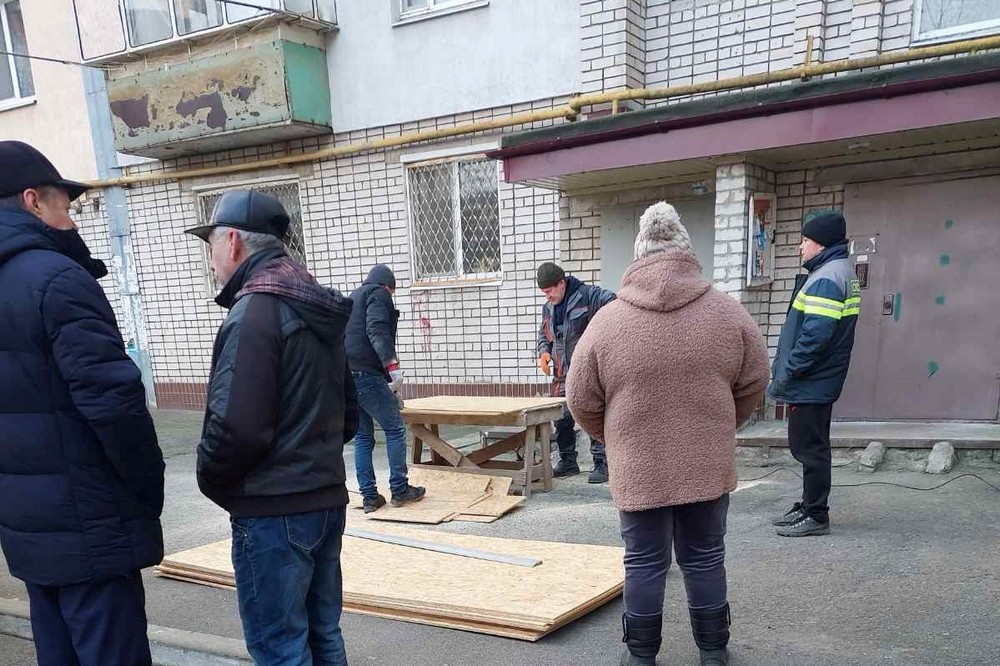 Руйнування у Нікополі внаслідок обстрілів: на вулицях працюють комунальники, вони виконують й інші роботи (фото)