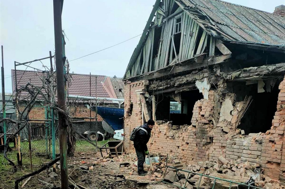 Руйнування у Нікополі внаслідок обстрілів: на вулицях працюють комунальники, вони виконують й інші роботи (фото)