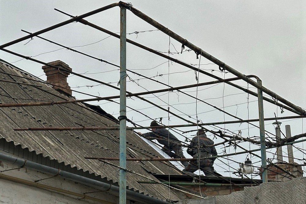 Руйнування у Нікополі внаслідок обстрілів: на вулицях працюють комунальники, вони виконують й інші роботи (фото)