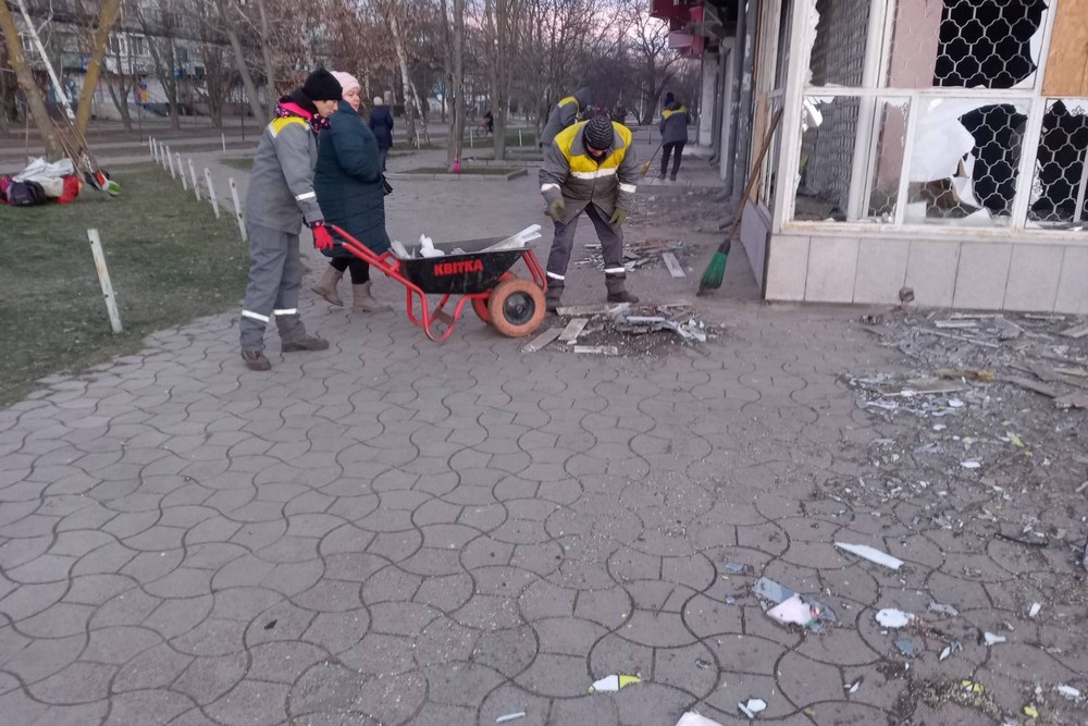 Руйнування у Нікополі внаслідок обстрілів: на вулицях працюють комунальники, вони виконують й інші роботи (фото)