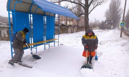 Хуртовина у Нікополі 26 грудня: комунальні служби працюють на вулицях міста (фото)
