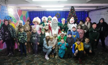 Свято в укритті у Нікополі: дітям пільгових категорій вручили новорічні подарунки (фото)