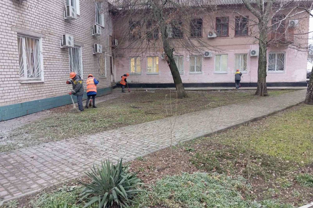 Руйнування у Нікополі внаслідок обстрілів: на вулицях працюють комунальники, вони виконують й інші роботи (фото)