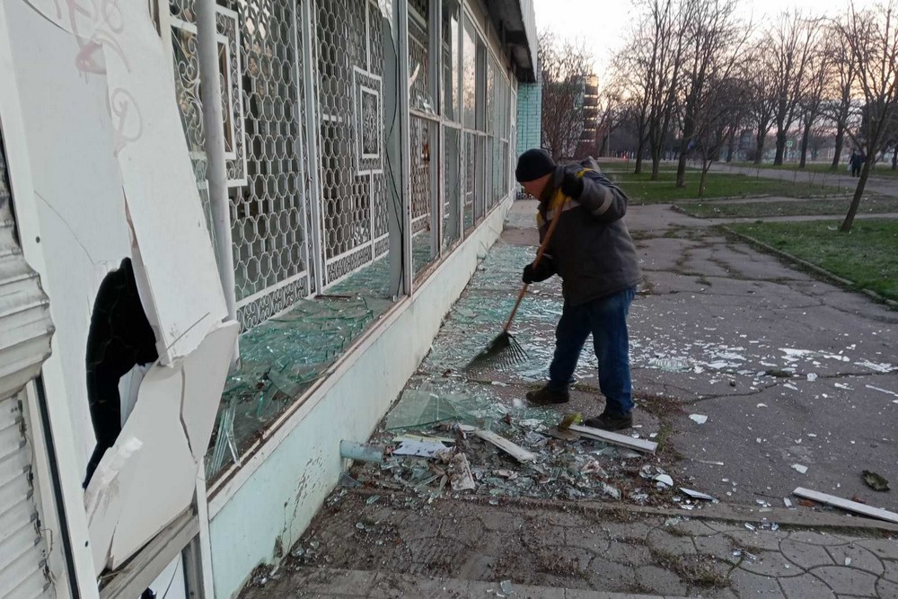 Руйнування у Нікополі внаслідок обстрілів: на вулицях працюють комунальники, вони виконують й інші роботи (фото)