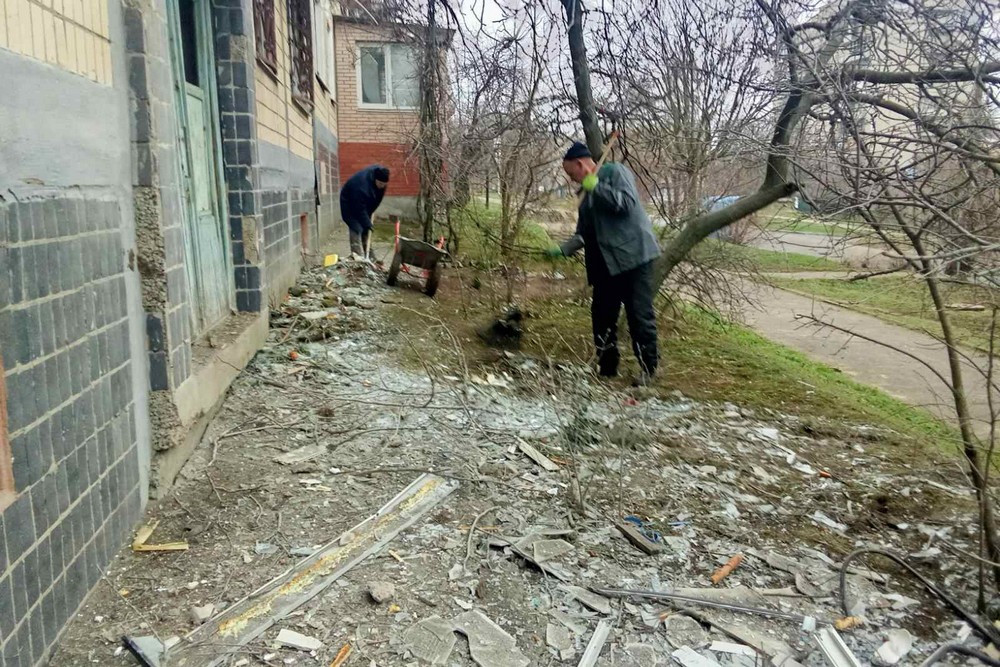 Руйнування у Нікополі внаслідок обстрілів: на вулицях працюють комунальники, вони виконують й інші роботи (фото)