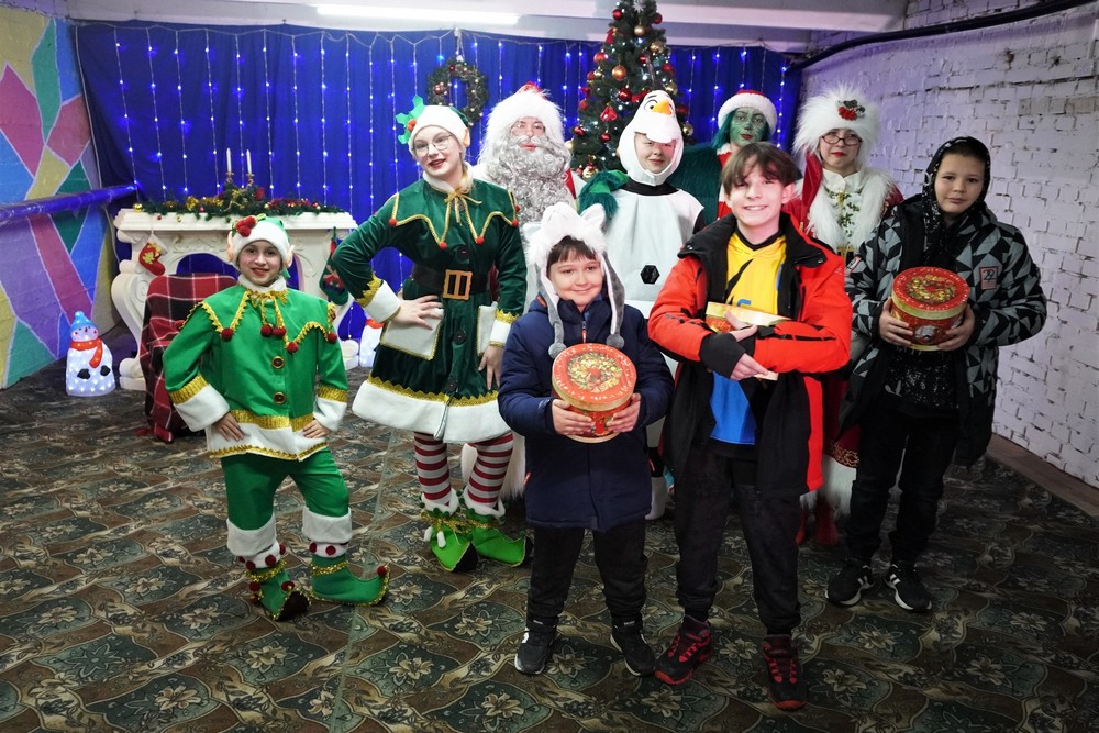 Свято в укритті у Нікополі: дітям пільгових категорій вручили новорічні подарунки (фото)