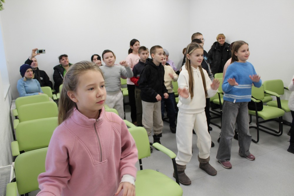 У Нікополі актори театру «Казка» подарували пацієнтам дитячої лікарні новорічну виставу 