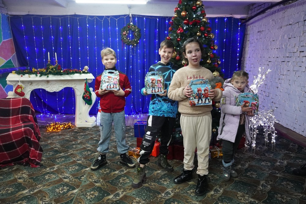 Свято в укритті у Нікополі: дітям пільгових категорій вручили новорічні подарунки (фото)