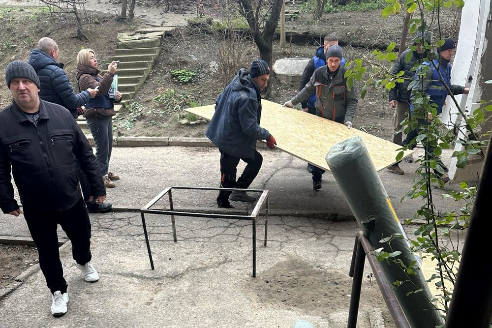 Руйнування у Нікополі внаслідок обстрілів: на вулицях працюють комунальники, вони виконують й інші роботи (фото)