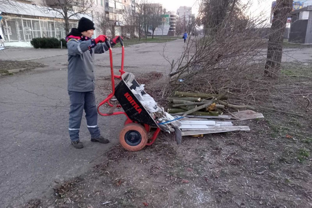 Руйнування у Нікополі внаслідок обстрілів: на вулицях працюють комунальники, вони виконують й інші роботи (фото)