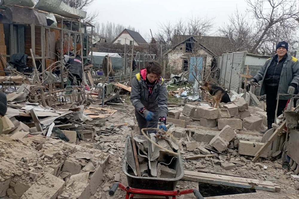 Руйнування у Нікополі внаслідок обстрілів: на вулицях працюють комунальники, вони виконують й інші роботи (фото)