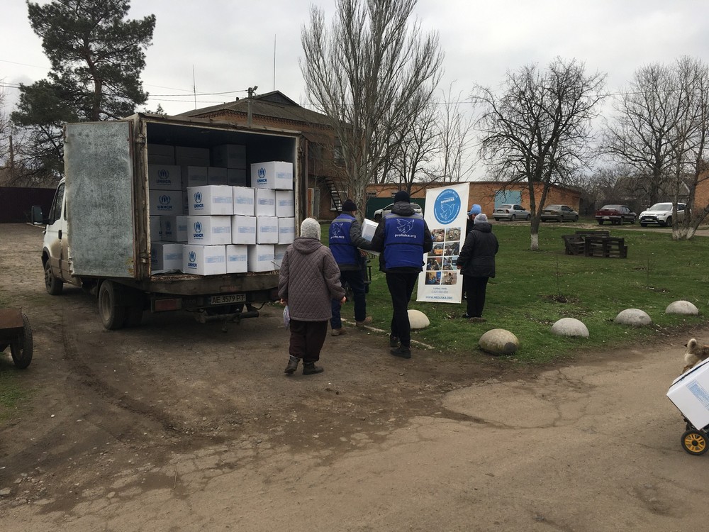 Гуманітарна допомога у Мирівській громаді: мешканці отримали набори для швидкого утеплення дерев’яних вікон