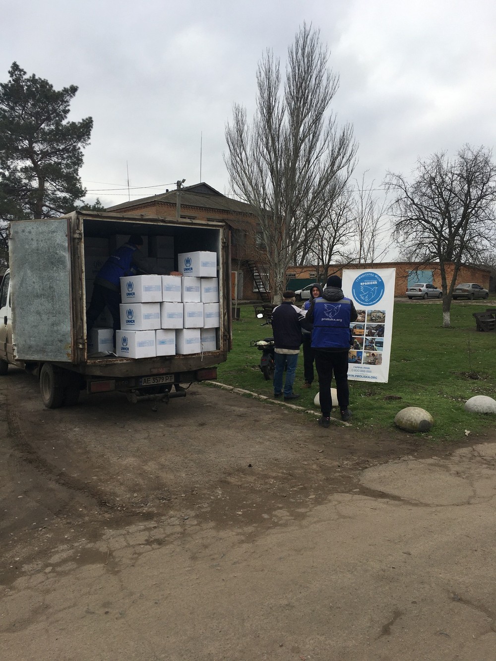 Гуманітарна допомога у Мирівській громаді: мешканці отримали набори для швидкого утеплення дерев’яних вікон