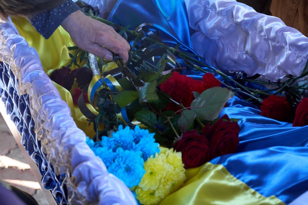 у Нікополі сьогодні провели в останню путь Захисника