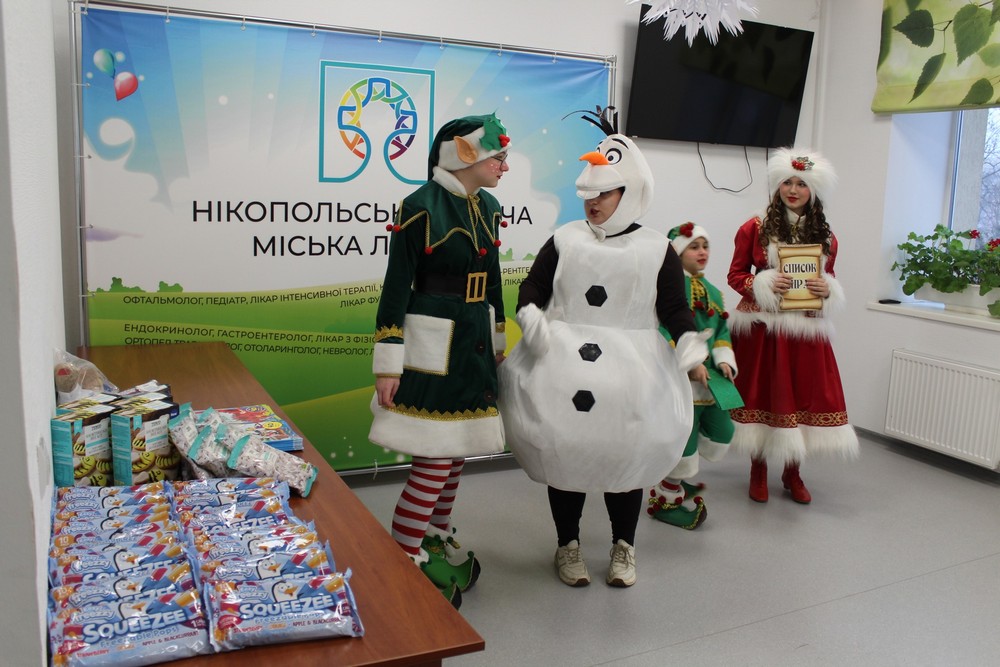 У Нікополі актори театру «Казка» подарували пацієнтам дитячої лікарні новорічну виставу 