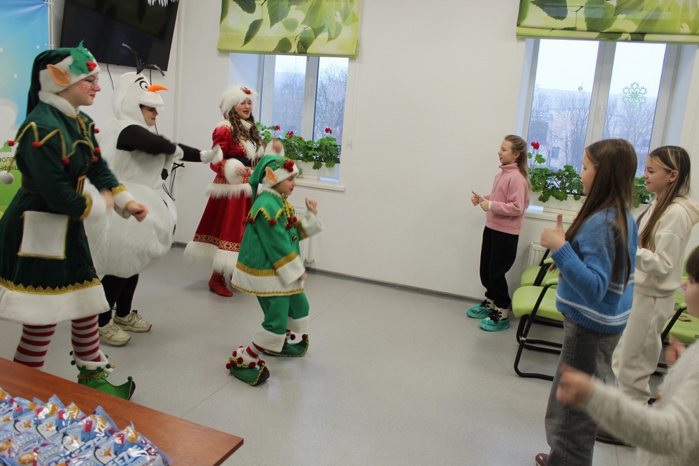 У Нікополі актори театру «Казка» подарували пацієнтам дитячої лікарні новорічну виставу 