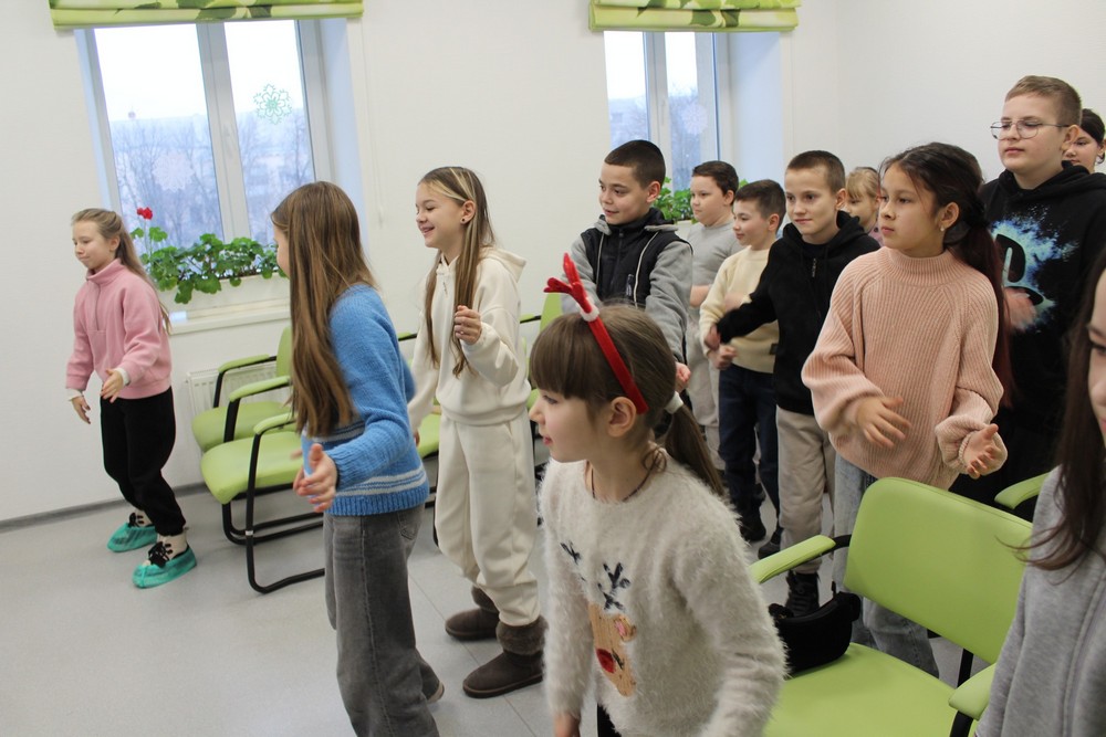 У Нікополі актори театру «Казка» подарували пацієнтам дитячої лікарні новорічну виставу 