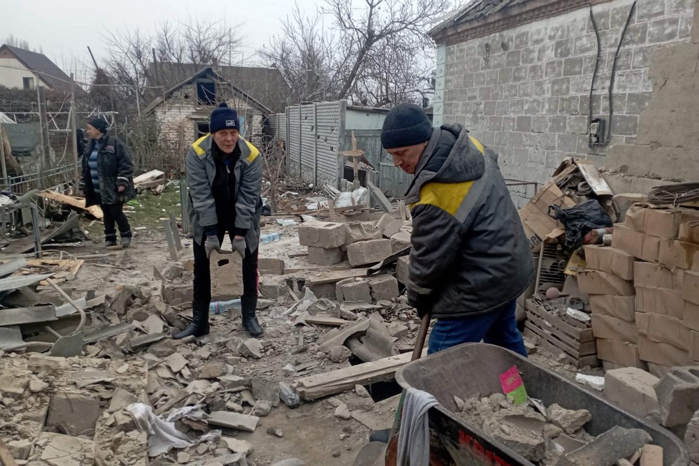 Руйнування у Нікополі внаслідок обстрілів: на вулицях працюють комунальники, вони виконують й інші роботи (фото)