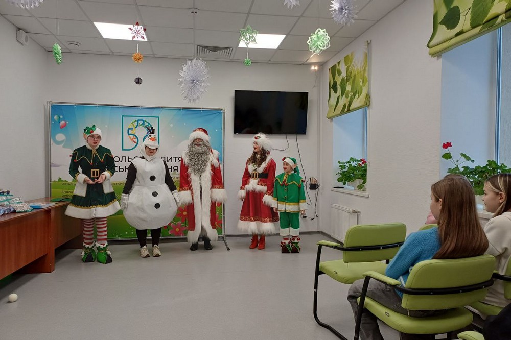 У Нікополі актори театру «Казка» подарували пацієнтам дитячої лікарні новорічну виставу 