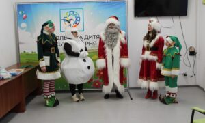 У Нікополі актори театру «Казка» подарували пацієнтам дитячої лікарні новорічну виставу (фото)